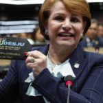 Usuarios cuestionan la versión de Lucía Medina; crean hashtag #MochilaGate