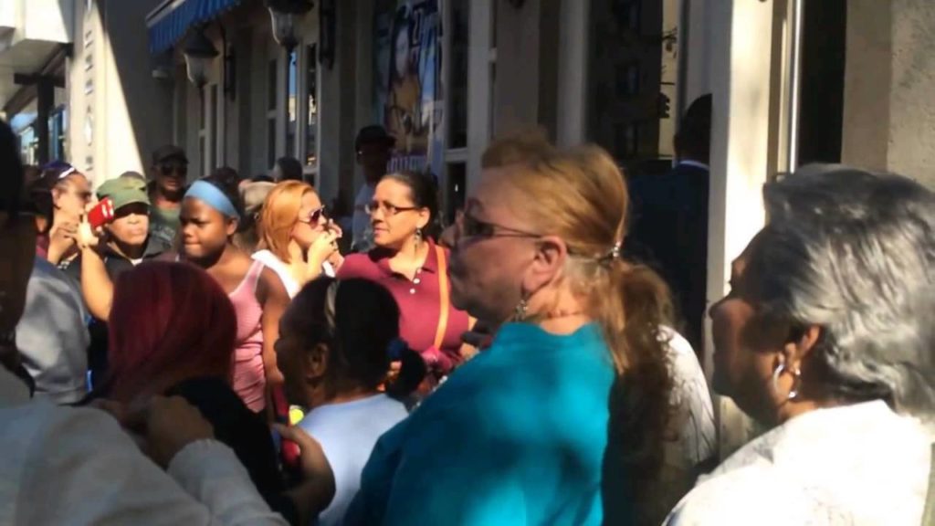 Multitud le grita a Leonel Fernandez en South Beac