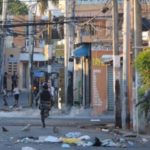 Capotillo protesta por muerte de dos vendedores de piña por agentes DNCD