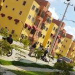 Turba de haitianos penetran a condominio privado y destrozan apartamentos
