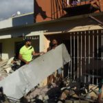 Varias familias afectadas por explosión en Polyplas deambulan en las calles