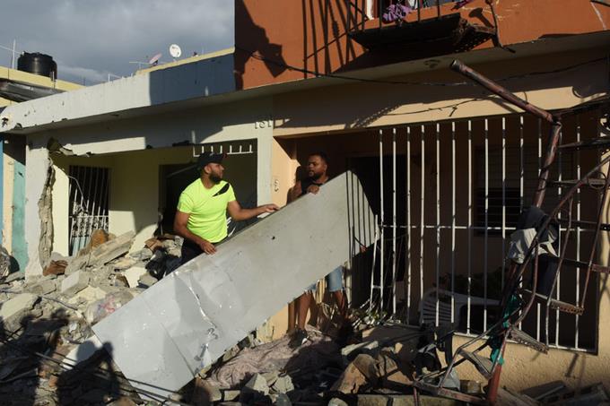 Varias familias afectadas por explosión en Polyplas deambulan en las calles