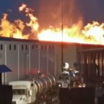 Bomberos amanecieron luchando con fuego en depósito de Brugal