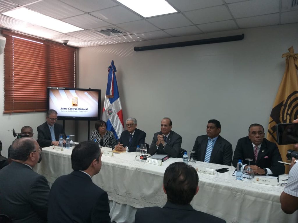 JCE inicia reunión con representantes de partidos que irán a primarias