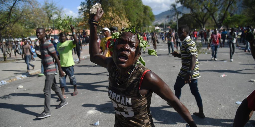 Advierten a autoridades sería difícil parar éxodo de haitianos. Misiones abandonan Haití
