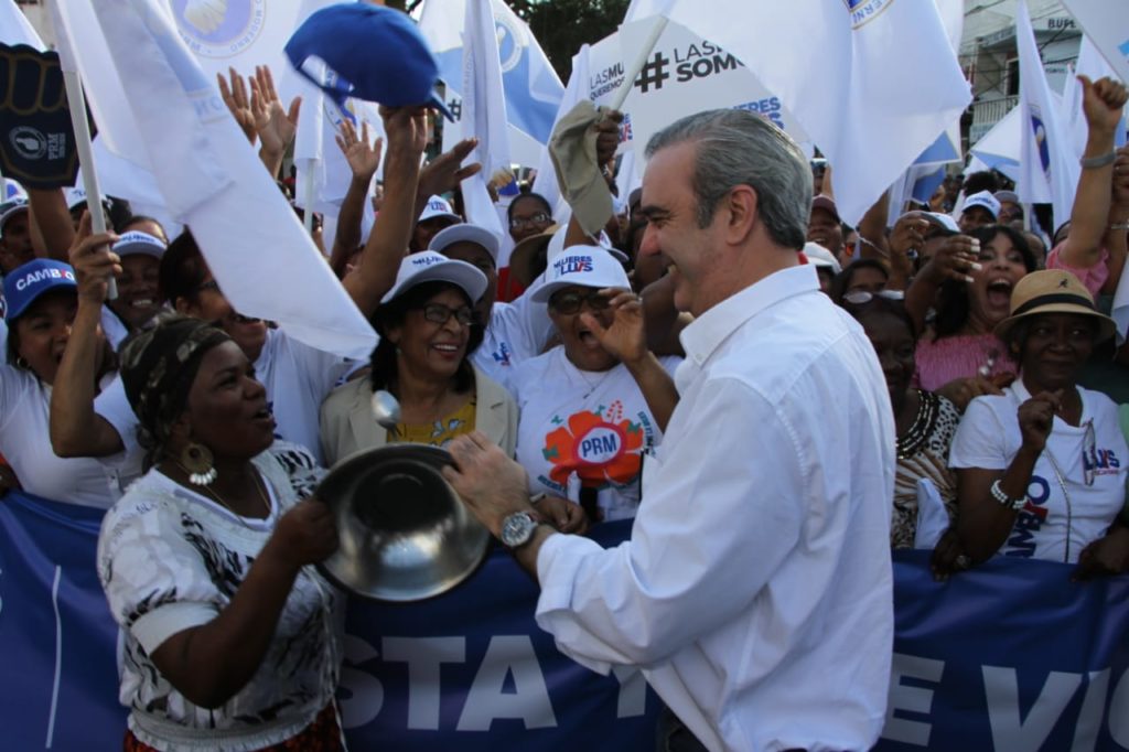 (Video) Luis Abinader aboga por más equidad entre mujeres y hombres