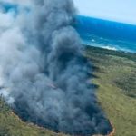 Con apoyo aéreo bomberos Punta Cana tratan de sofocar incendio Cabeza De Toro