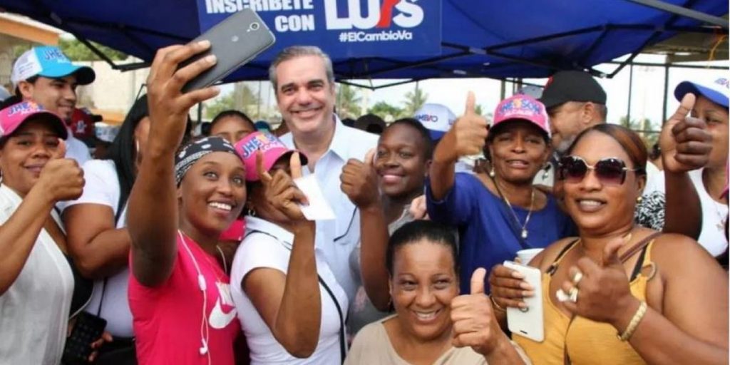 La mujer Dominicana es.. – Luis Abinader.