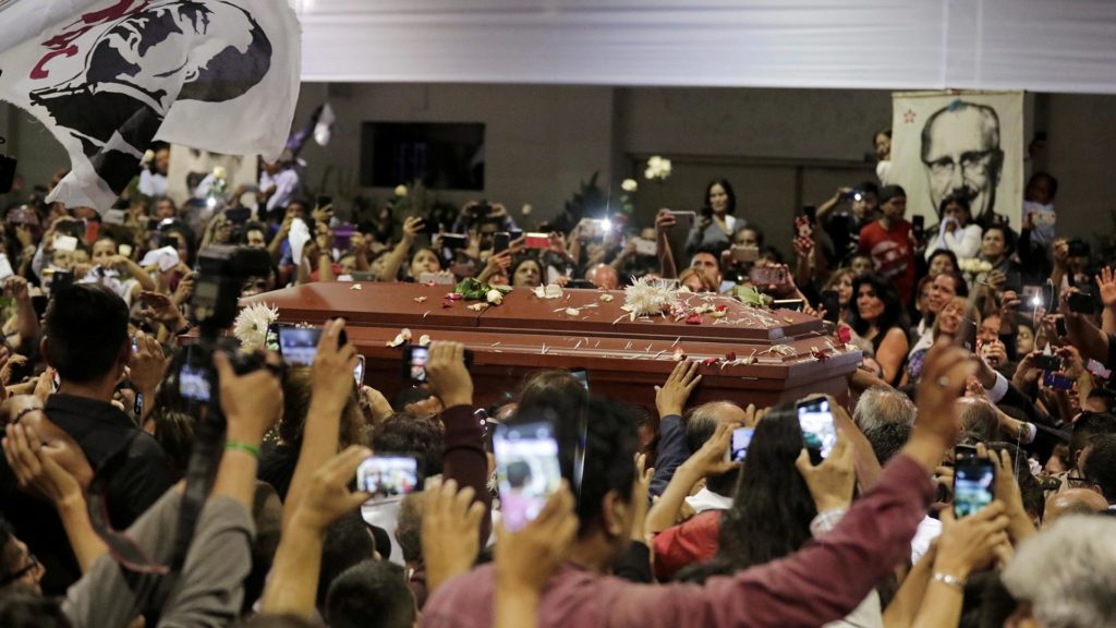 Políticos y seguidores despiden a Alan García en la sede de Partido Aprista Peruano