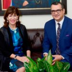 Embajadora de EEUU visita al presionado presidente del TSE. Hablan sobre retos con miras a elecciones