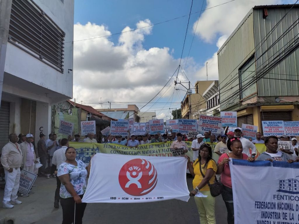 Trabajadores de Santiago marchan contra reforma al Código Laboral