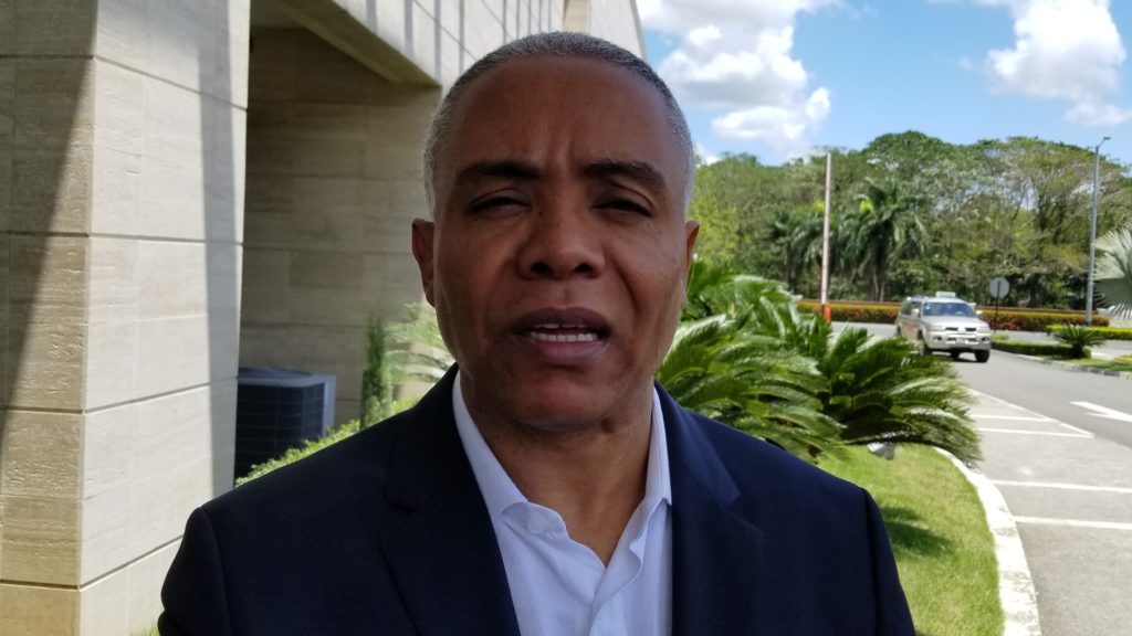 Francisco Fernández denuncia cúmulo de basura en las calles Santo Domingo Norte