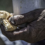 Trabajabaron  la tierra toda la vida; dejaron sudor, hoy piden ayuda