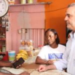 Luis Abinader se moviliza, combina presencia en “casa por casa” con otras actividades