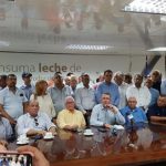 Los ganaderos acusan a ministro de Agricultura bloquear ajuste del precio de leche en finca