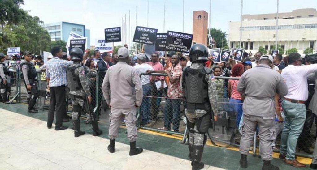 Miembros del Comité de la Defensa de la Constitución  protestan en Congreso Nacional contra reforma Constitución