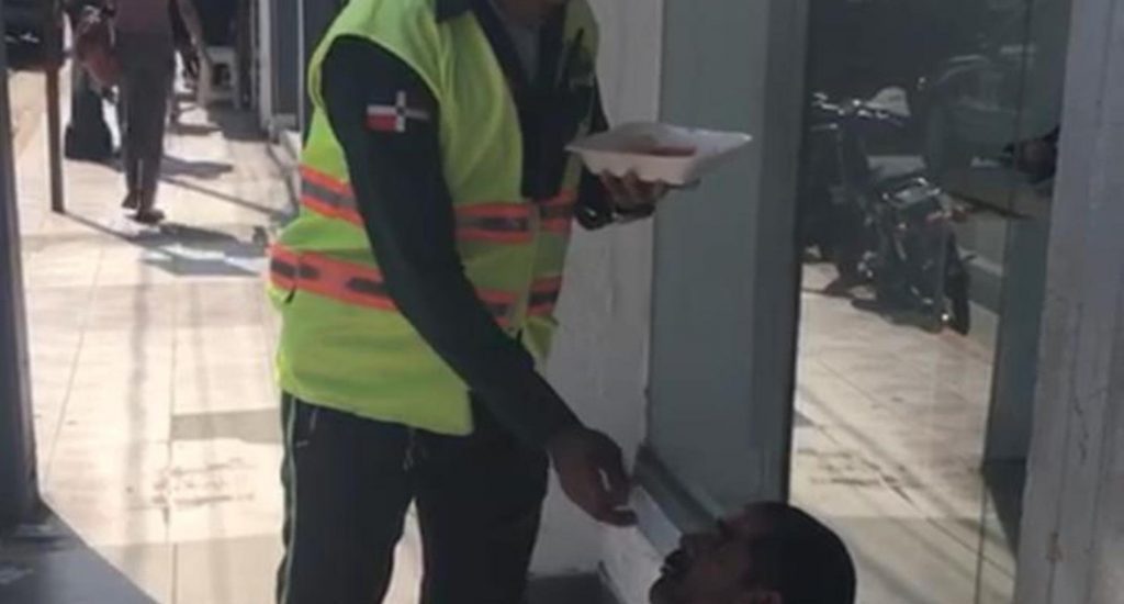 Gesto loable!! Agente de Digesett alimenta a minusválido que estaba en la calle