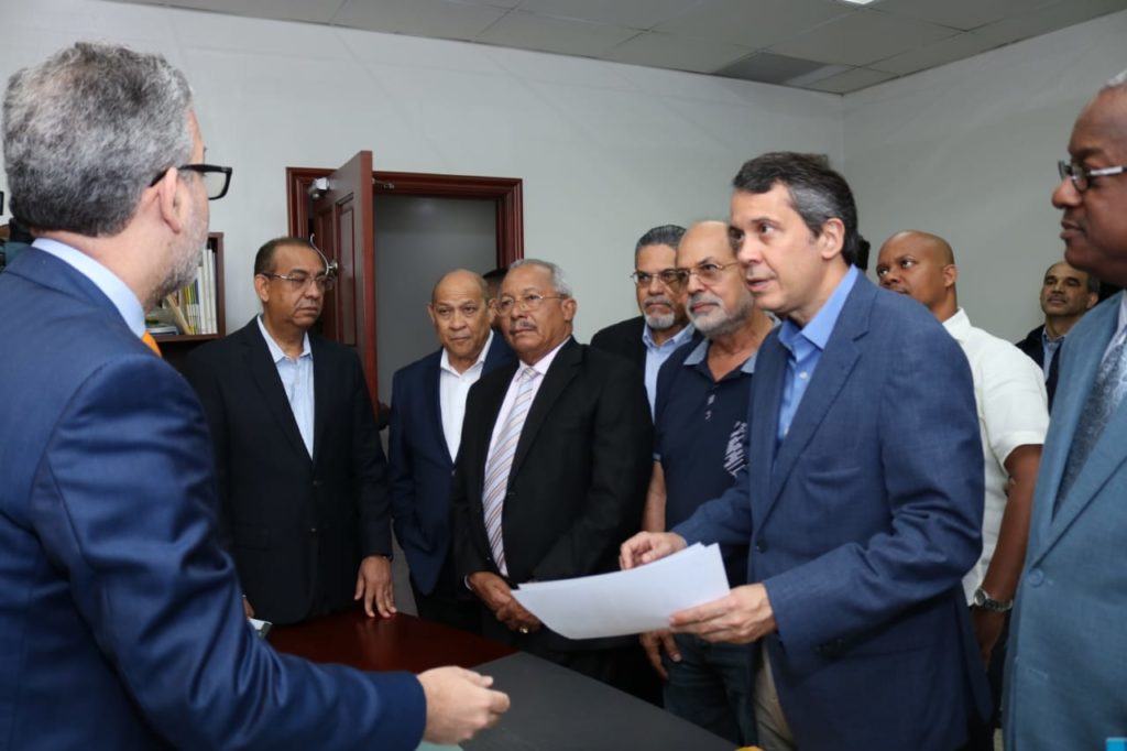 Delegado político del @PRM_Oficial entrega padrón a la @JCE