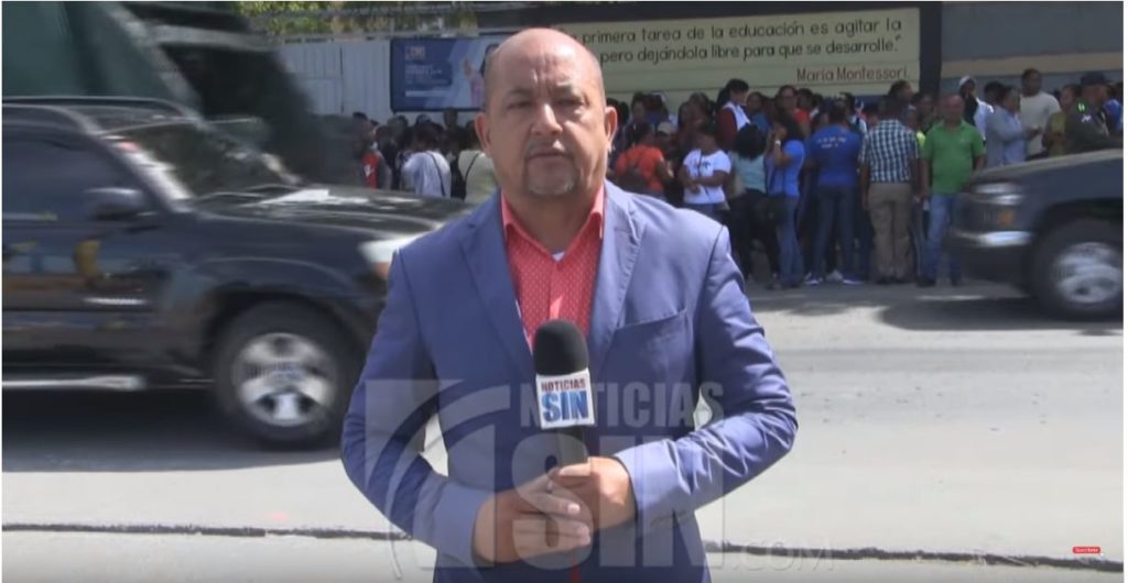 Video: Miembros ADP montan piquete en Azua; denuncian irregularidades en concurso oposición docente