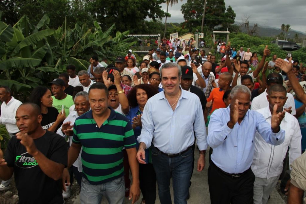 Luis Abinader @PRM_Oficial en su recorrido por Azua