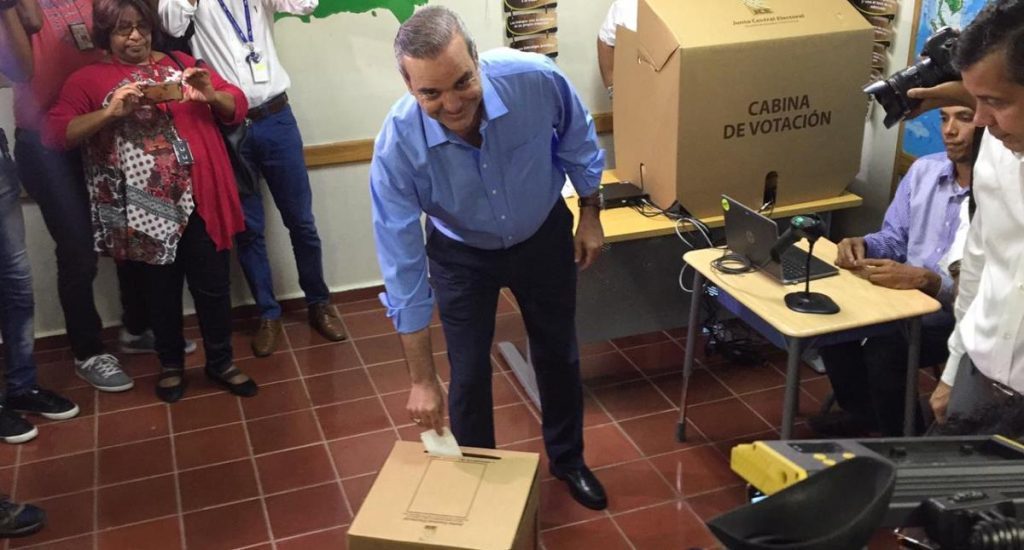 Luis Abinader participa en simulacro voto automatizado de JCE. Afirma voto automatizado será exitoso para primarias