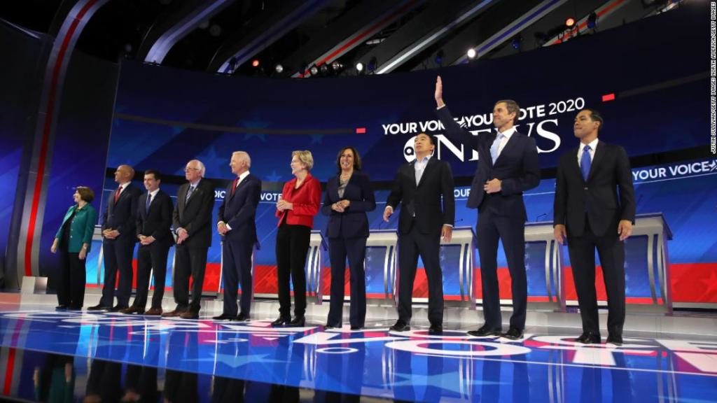 En español Tercer debate demócrata: 10 precandidatos participan