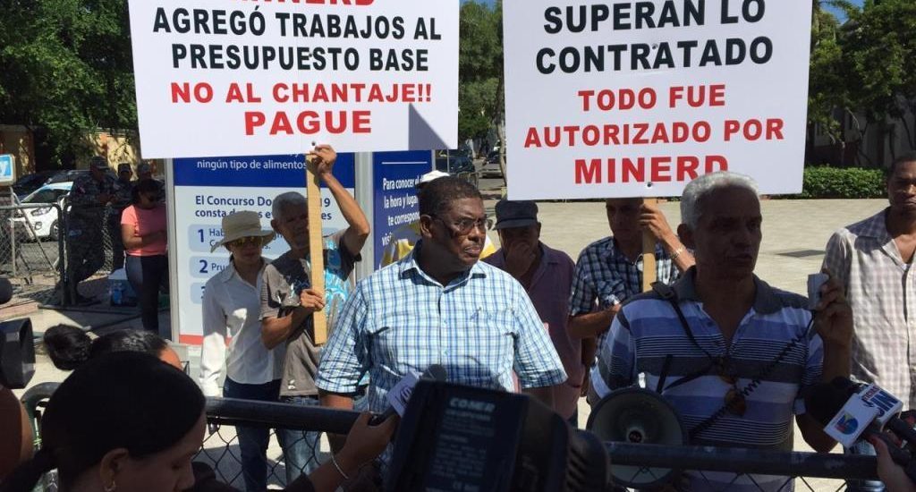 Ingenieros realizan protesta en Palacio Nacional para exigir pagos de gastos por construcción escuelas