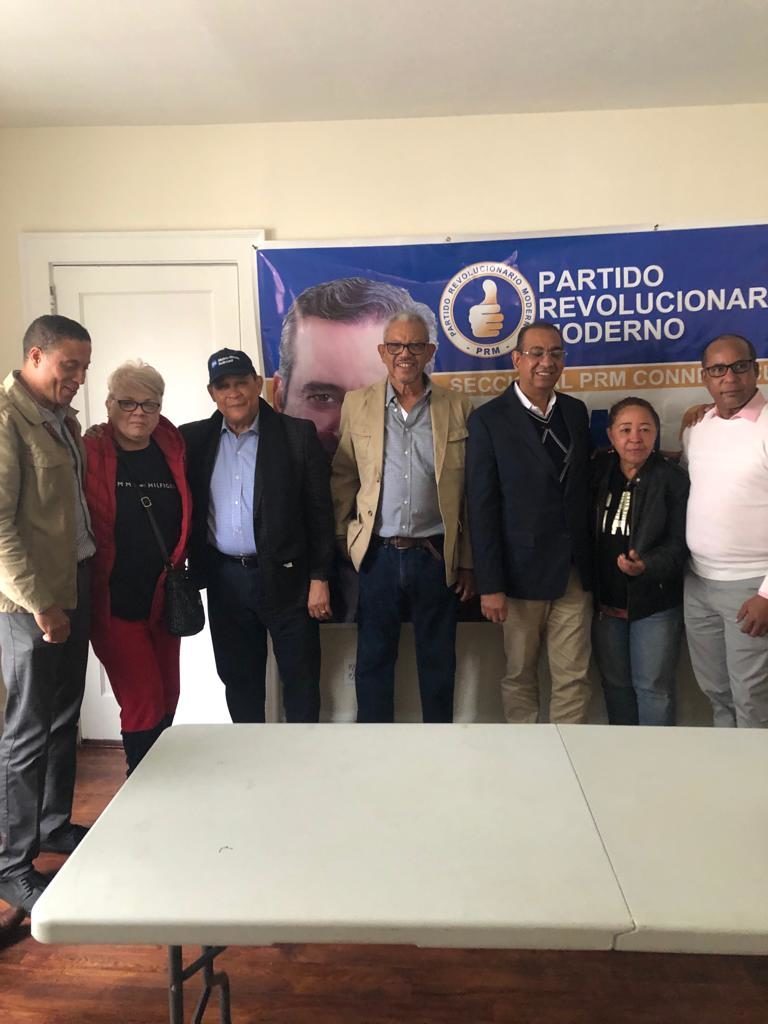 Miembros de la Comisión de Elecciones Internas @PRM_Oficial entregan materiales para la Convención del Exterior en Connecticut
