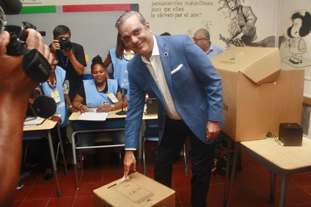 Luis Abinader ejerce derecho al voto. Llama a todos los inscritos en el @PRM_Oficial a votar con alegría y esperanza