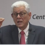 Se queda. Saladín retira su renuncia. Permanece en la JCE
