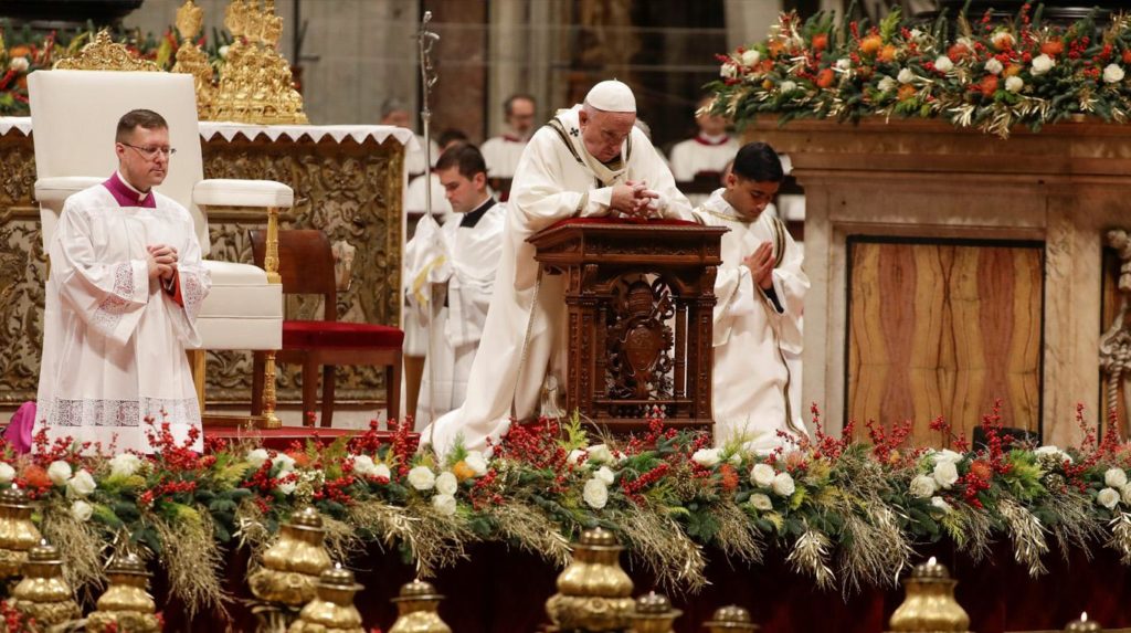 El papa Francisco en misa del Gallo: Dios ama a cada hombre, su amor es gratuito, incondicional, paciente
