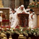 El papa Francisco en misa del Gallo: Dios ama a cada hombre, su amor es gratuito, incondicional, paciente