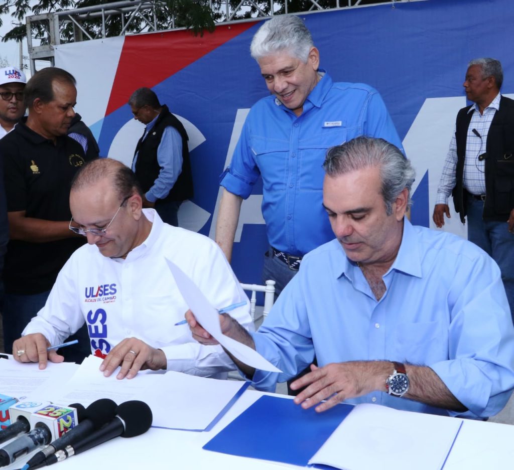 Abinader @PRM_Oficial firma acuerdo para construir planta de aguas residuales, presa de Ámina y otras obras importantes