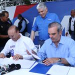 Abinader @PRM_Oficial firma acuerdo para construir planta de aguas residuales, presa de Ámina y otras obras importantes