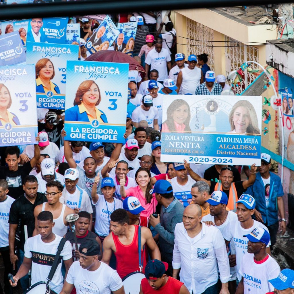 Carolina Mejía @PRM_Oficial: En Capotillo recorriendo las calles junto a mi gente