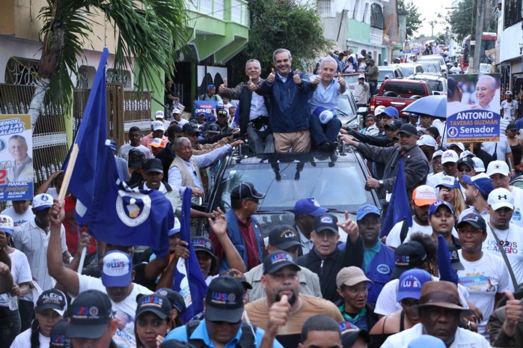 Abinader y Manuel Jiménez @PRM_Oficial bajo la lluvia en Hainamosa. #ElCambioVa  es inevitable