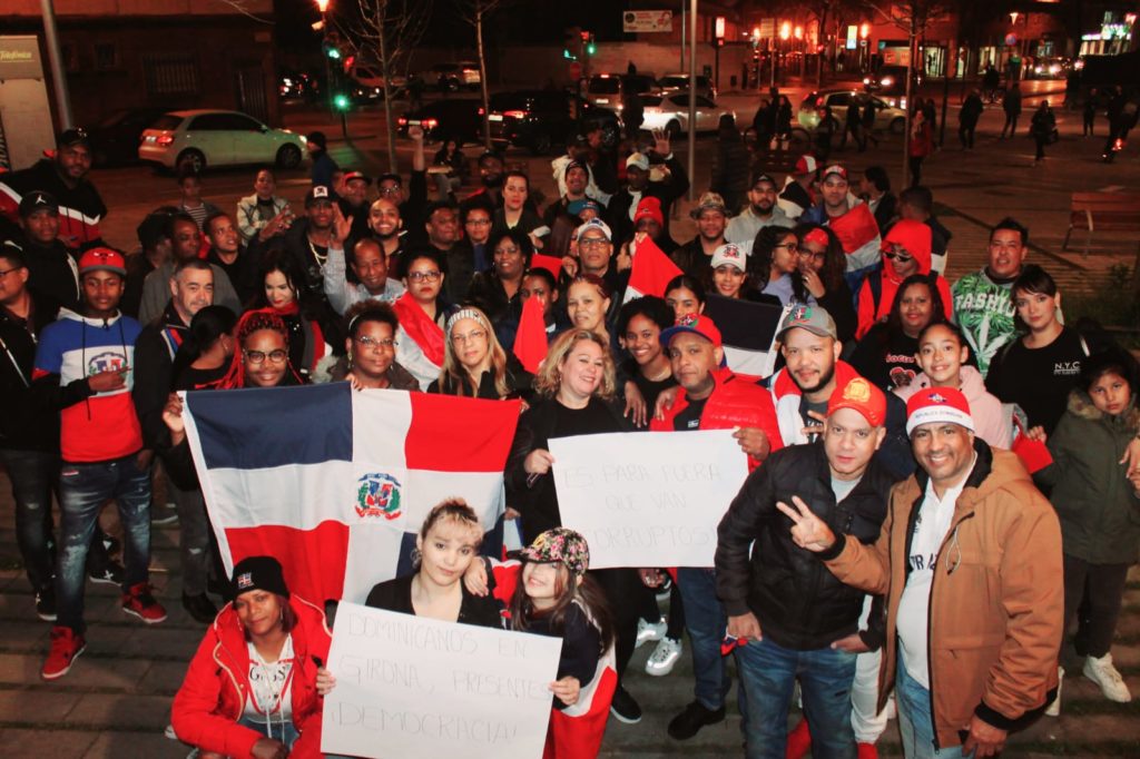 Dominicanos en GIRONA se manifiestan en día de independencia