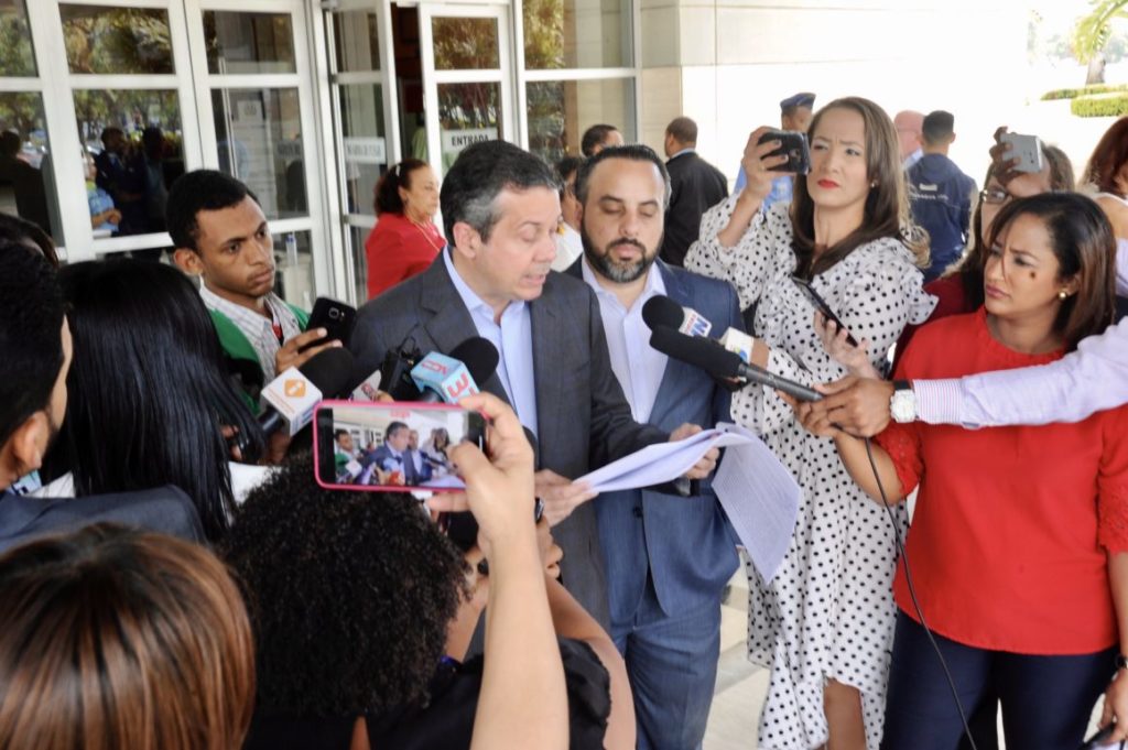 @PRM_Oficial deposita denuncia formal de delitos electorales por parte de funcionarios públicos