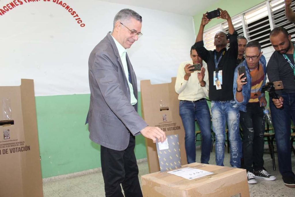 Manuel Jimenez @PRM_Oficial ejerce su derecho al voto