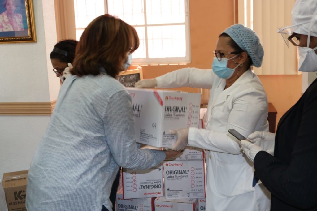 @El PRM_Oficial y su Candidato Presidencial @luisabinader donan hoy equipos protección profesionales de salud