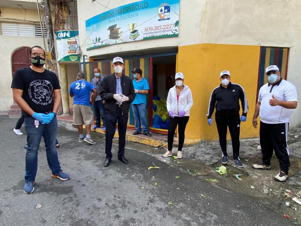 Luis Abinader @PRM_Oficial distribuye alimentos residentes sector la Esperanza, Los Rios, DN