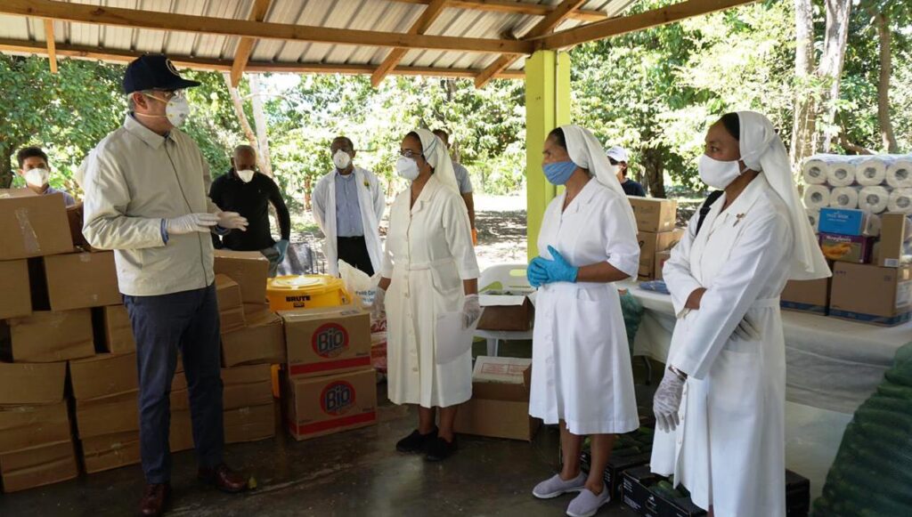 Luis Abinader @PRM_Oficial asiste con alimentos, medicinas y equipos de protección contra COVID-19 en Haina, Nigua y San Cristóbal