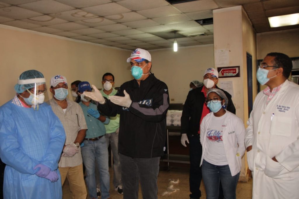 Luis Abinader @PRM_Oficial entrega raciones de comida a los médicos del hospital Regional Dr. Antonio Musa de SPM