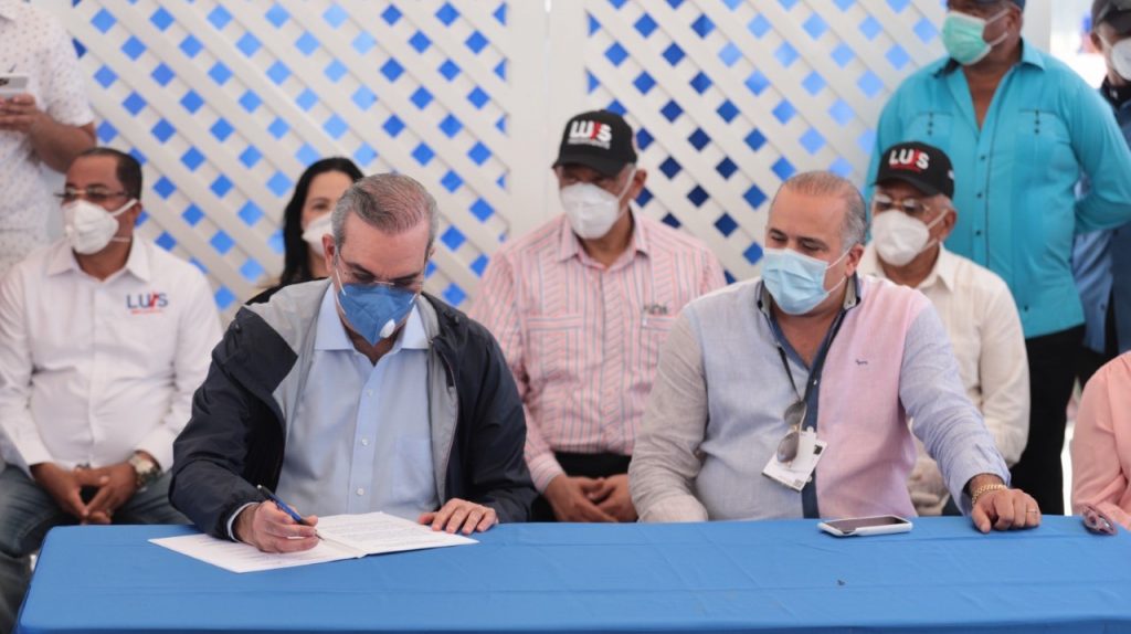 Abinader @PRM_Oficial firma acuerdo con dirigentes de Nagua para construir Malecón, ganadas las elecciones.