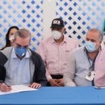 Abinader @PRM_Oficial firma acuerdo con dirigentes de Nagua para construir Malecón, ganadas las elecciones.