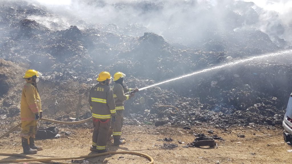 Carolina Mejía @PRM_Oficial: Quiero agradecer a Dios por nuestros queridos @BomberosDn quienes trabajan sin descanso colaborando para apagar el incendio de Duquesa