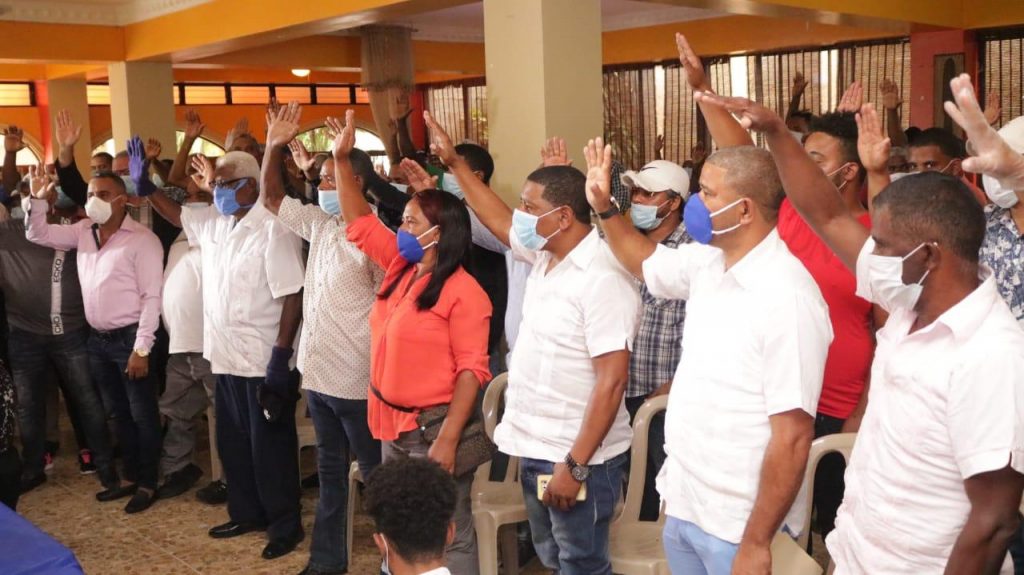José Paliza @PRM_Oficial juramenta a cientos de dirigentes del PRD y PLD en Barahona