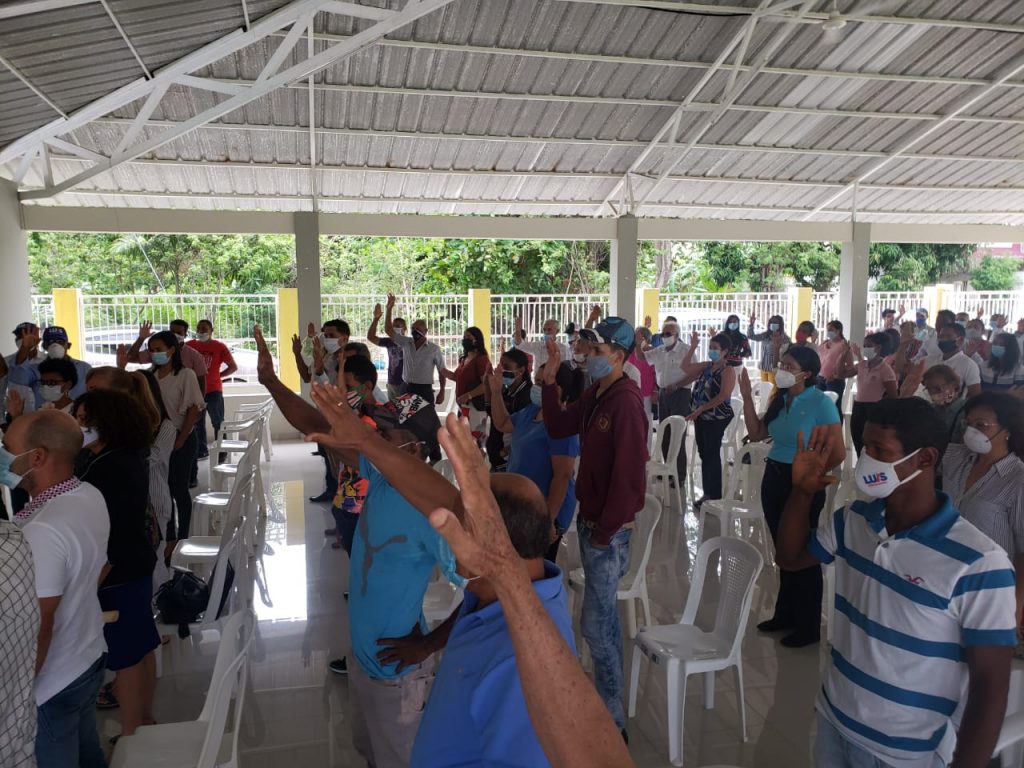 Eligio Jáquez @PRM_Oficial  juramenta profesionales jóvenes y adultos en la Vega