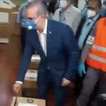 Luis Abinader ejerce su derecho al voto, llama a votar siguiendo los protocolos salud