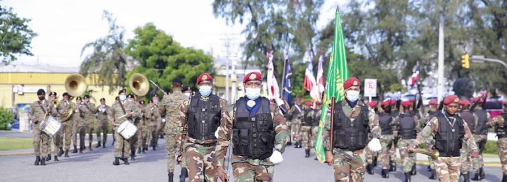 @MDefensaRD Izan banderas y rinden honores militares por San Miguel, el patrón del ejército #RD